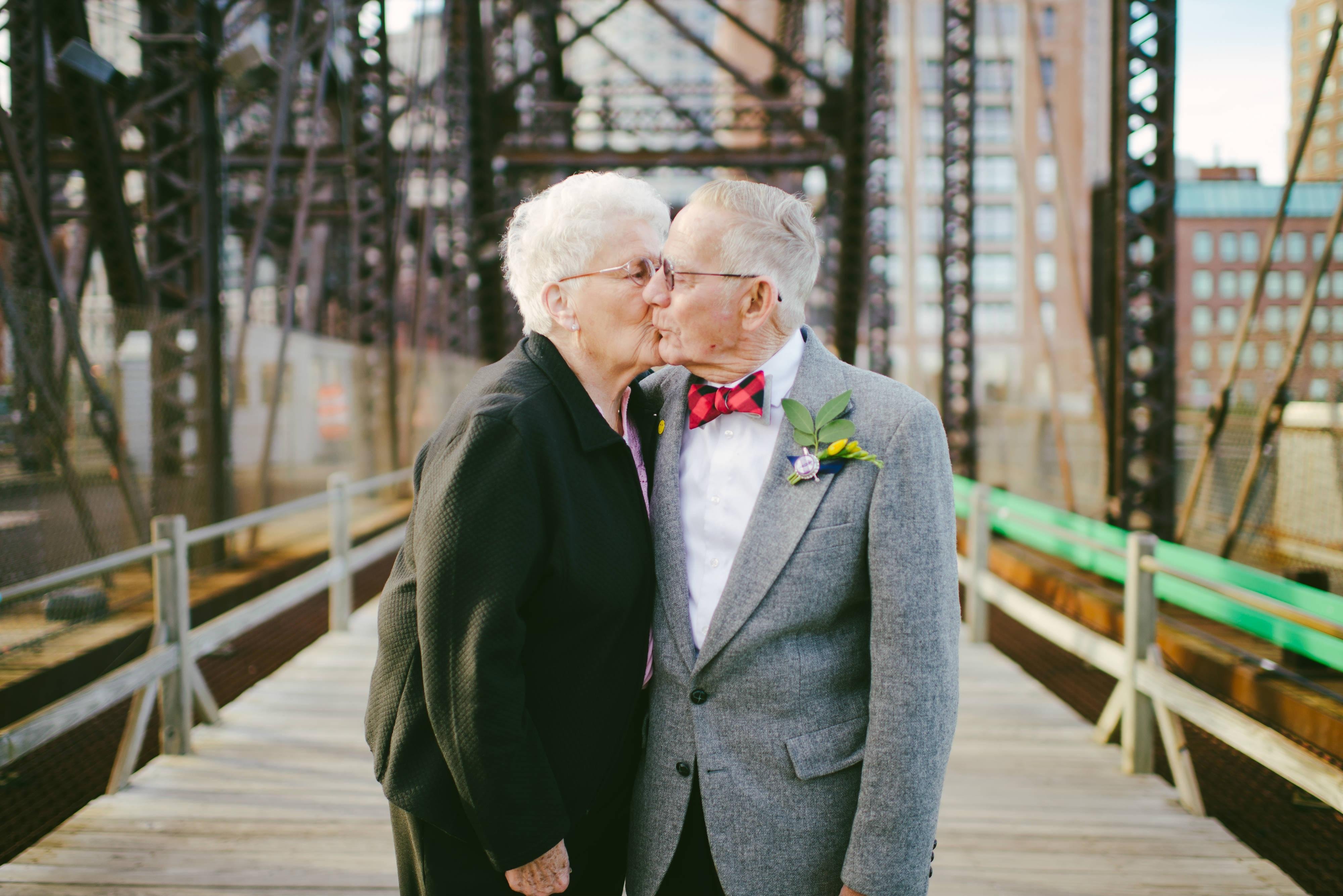 Дедушка на свадьбе внучки. Свадьба пожилых. Счастливые пожилые пары. Влюбленные старики. Пожилые влюбленные пары.