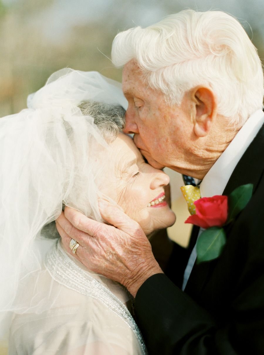 Бабушка и дедушка. Дедушка целует. Бабушка целует. Дедушка целует бабушку.