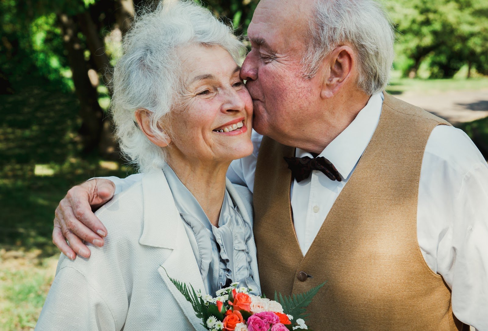 Дед на свадьбе король. Пожилая пара юбилей свадьбы. Свадьба в 50 летнем возрасте. Фото юбилей свадьбы дедушки и бабушки. Фото 60 лет свадьбы бабушки и дедушки.