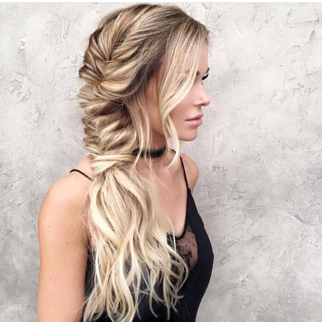 Локоны заколоты с одной стороны