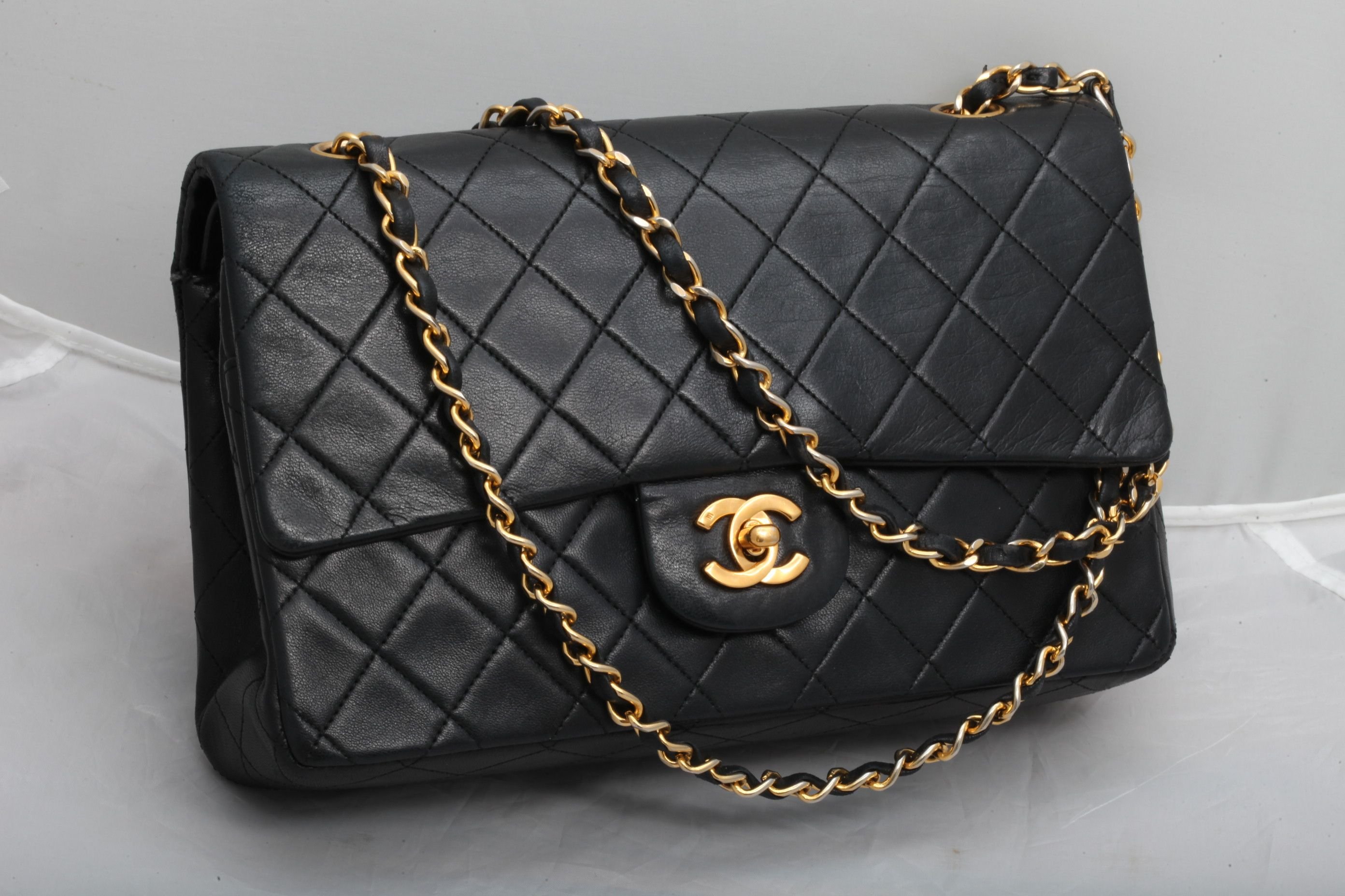 Сумка шанель карман улыбка. Сумка Шанель 2.55 вельвет. Коко Шанель сумка 2.55. Chanel 2.55 сумка. Bag 2.55 Coco Chanel.