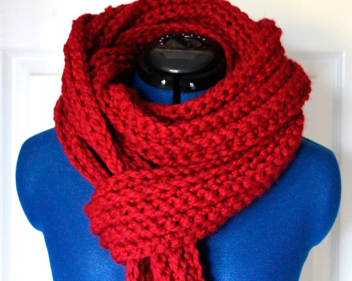 Модель шарфа. Шарф. Связанный шарф. Шарф ручной вязки. Красный вязаный шарф.