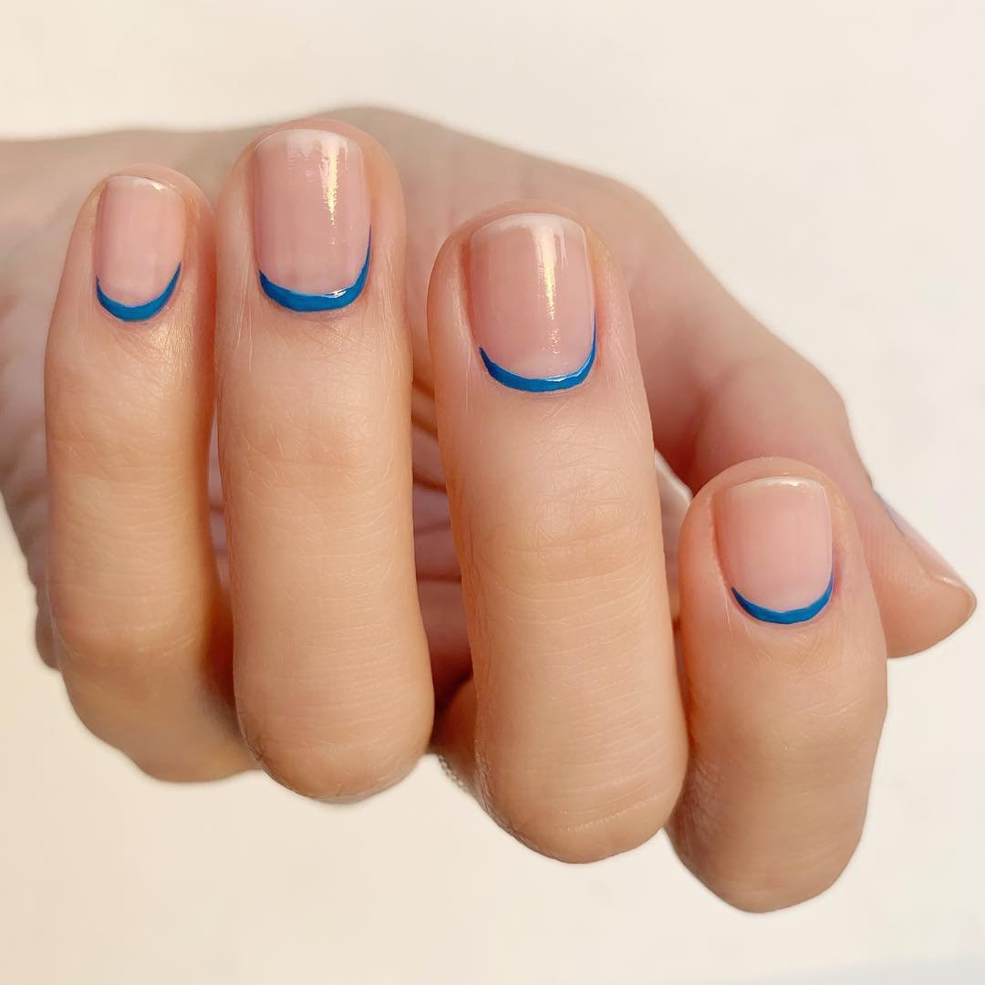 Дизайн ногтей с кутикулы. Маникюр с полоской у кутикулы. Маникюр френч у кутикулы. Синий френч на короткие ногти. Маникюр френч с полосками.