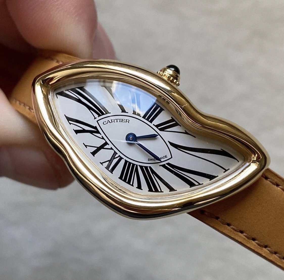 Гнутые часы. Cartier crash часы. Cartier Dali watch. Cartier часы a144. Часы Cartier a108.
