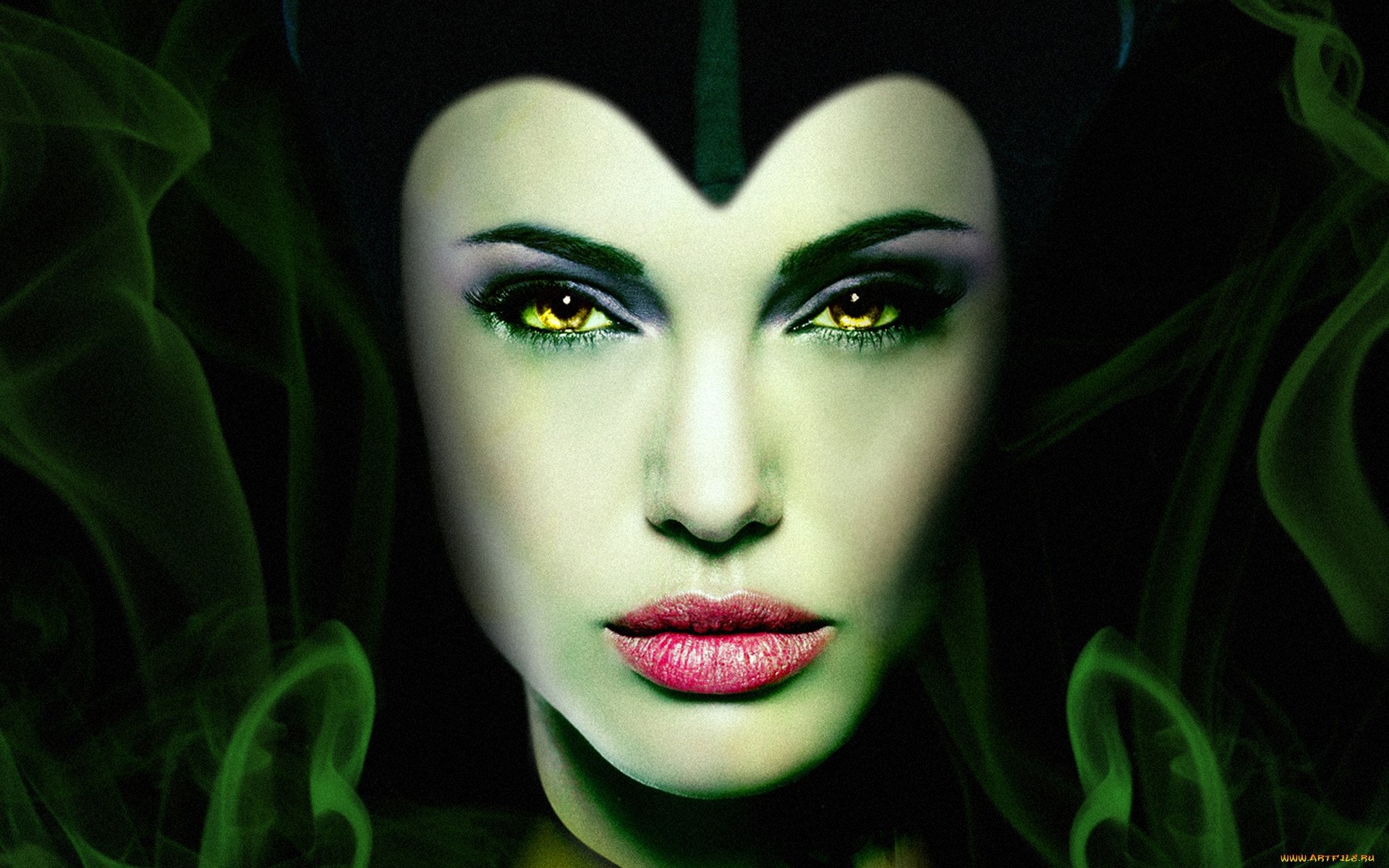 За мои зеленые глаза называешь меня колдуньей. Анджелина Джоли Малефисента. Ведьма с зелеными глазами.