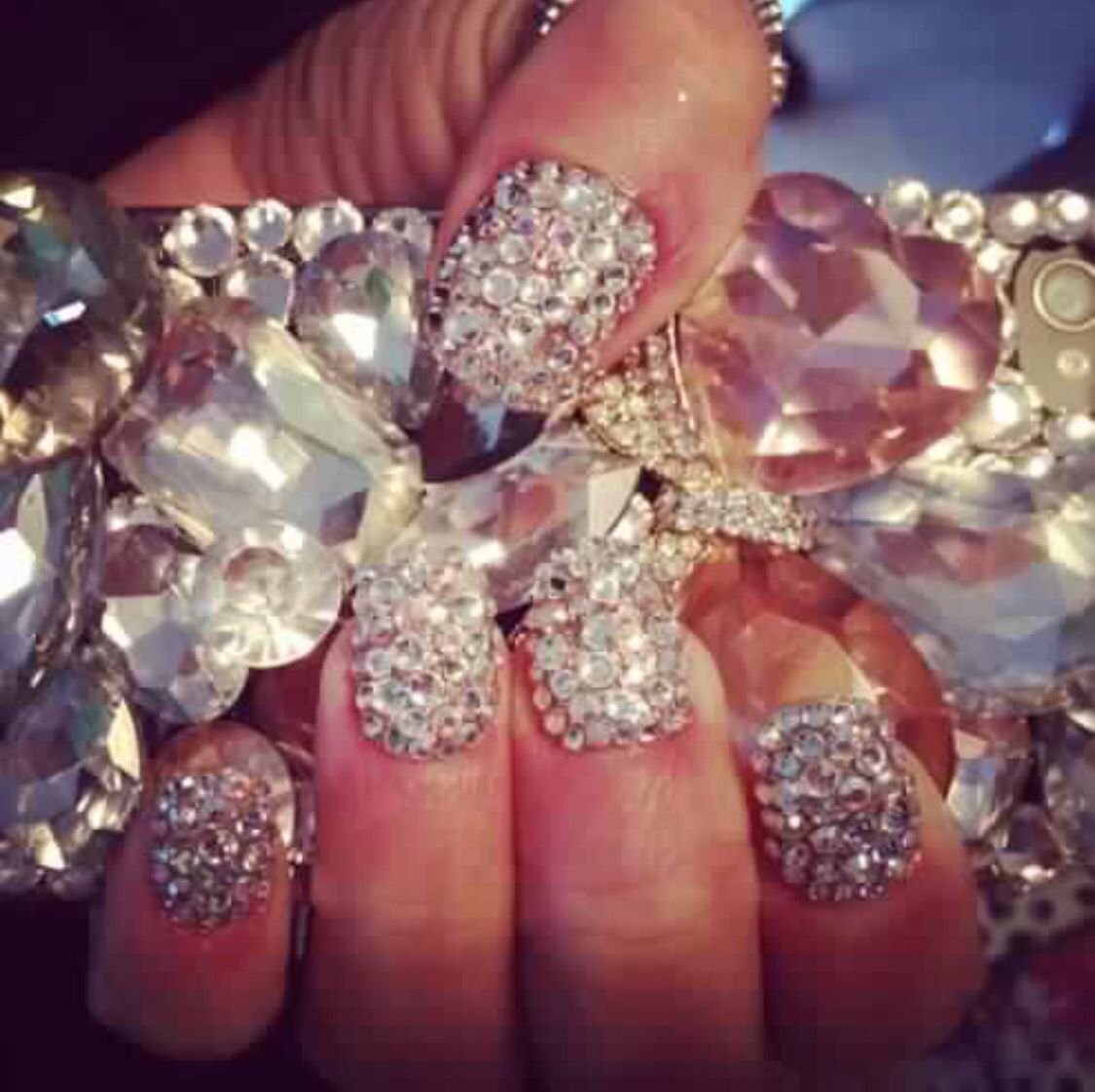 Шикарный свадебный маникюр с бриллиантами