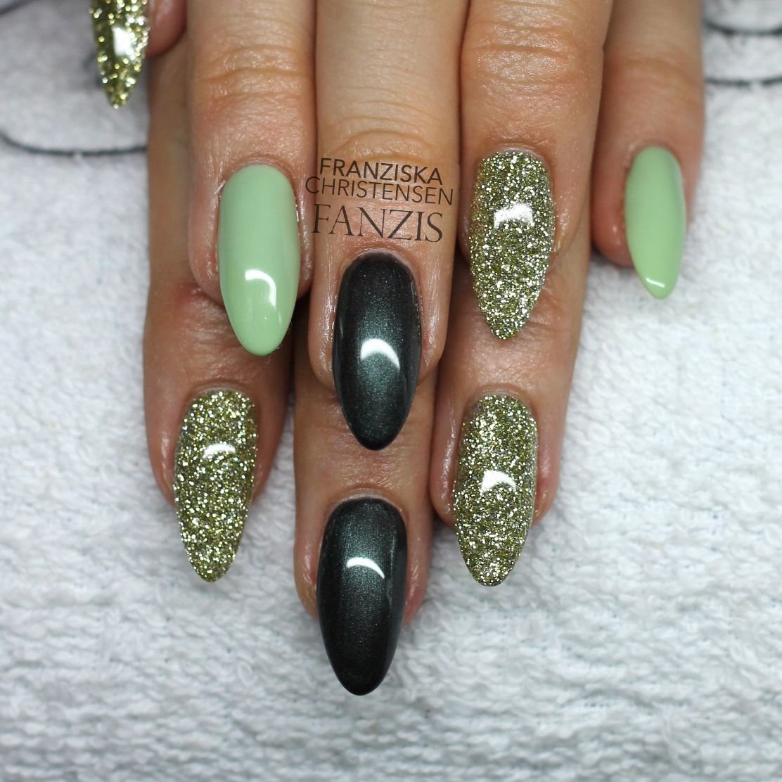 Ногти зелёные с золотом миндаль