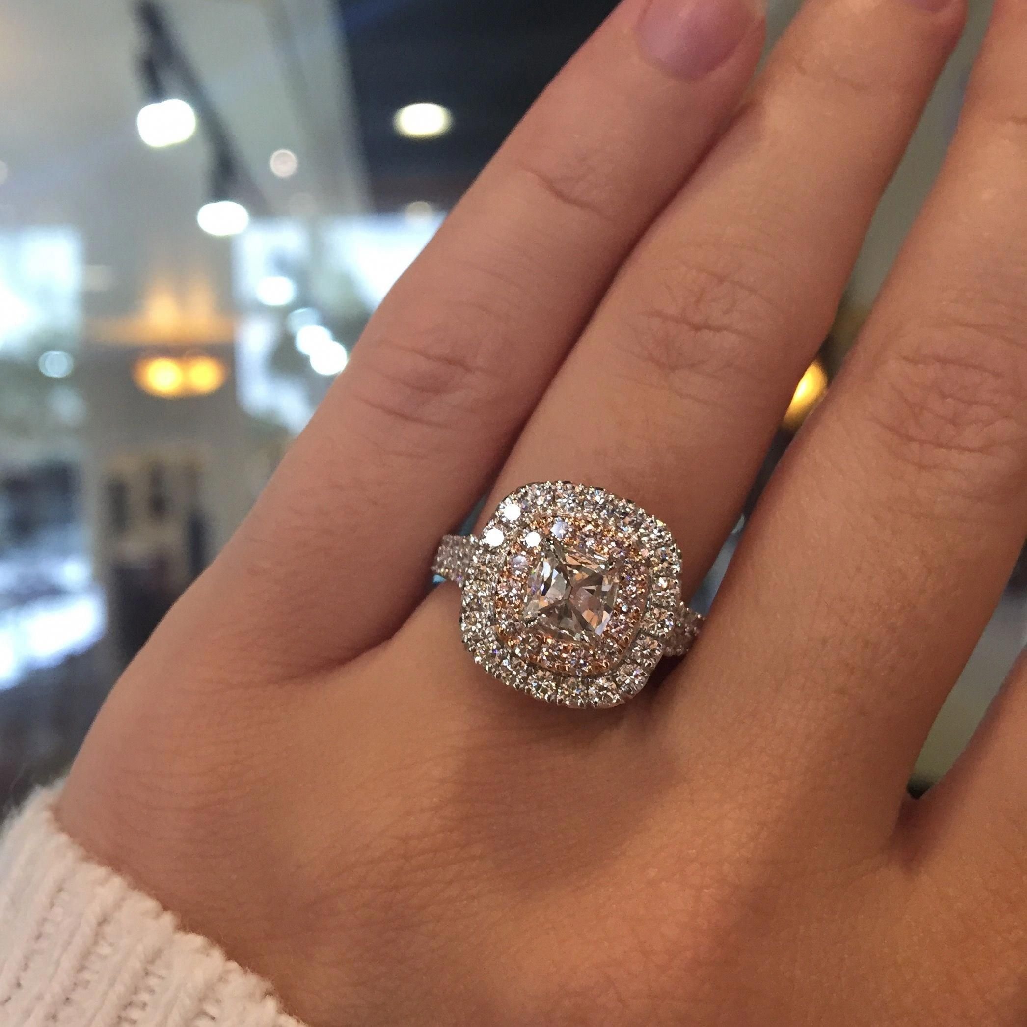Кольцо с крошкой. Золотое кольцо с бриллиантом кушон. Золотое кольцо с бриллиантом принцесса кушон. Золотое кольцо бриллианты Якутии.
