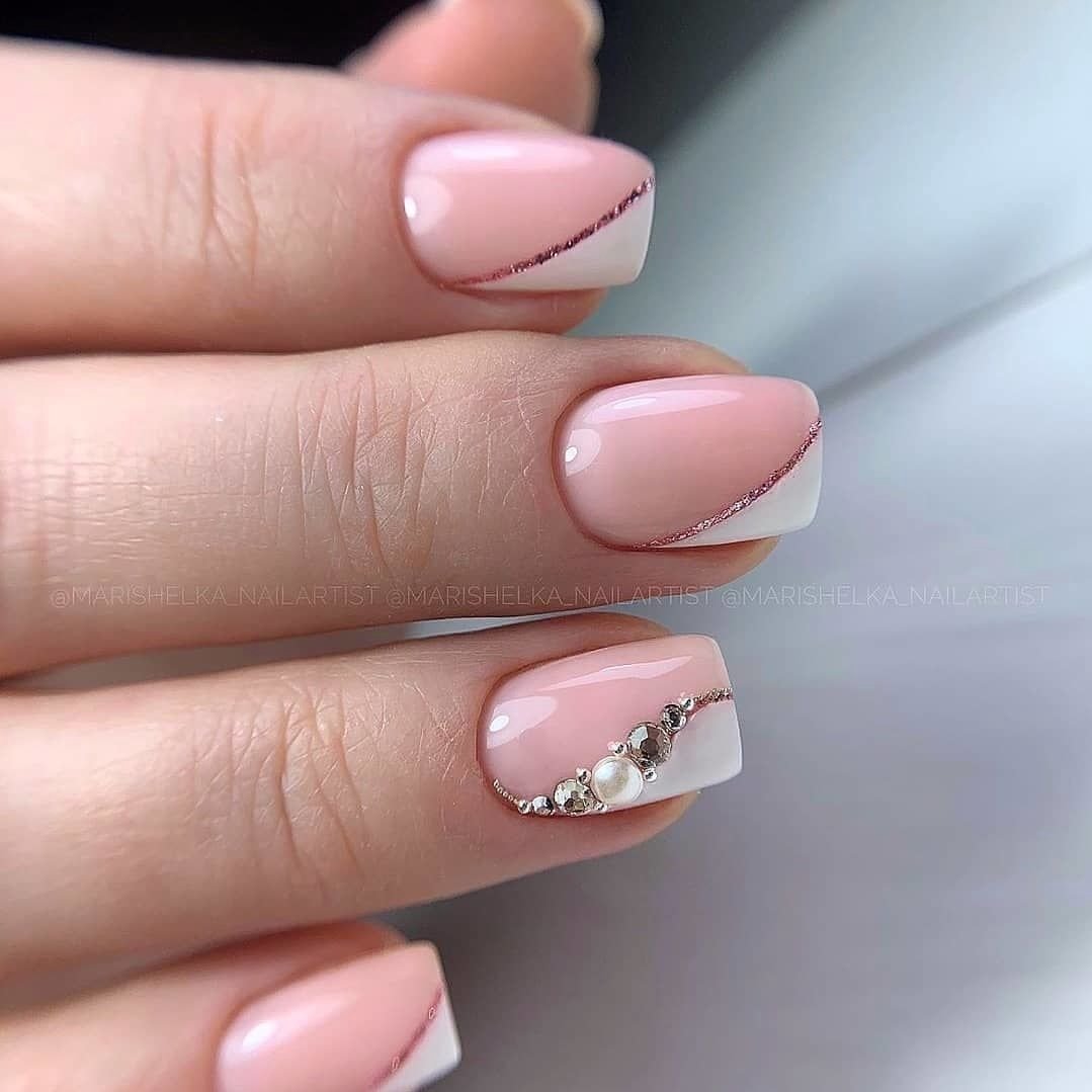 Нежный прозрачный маникюр на короткие ногти