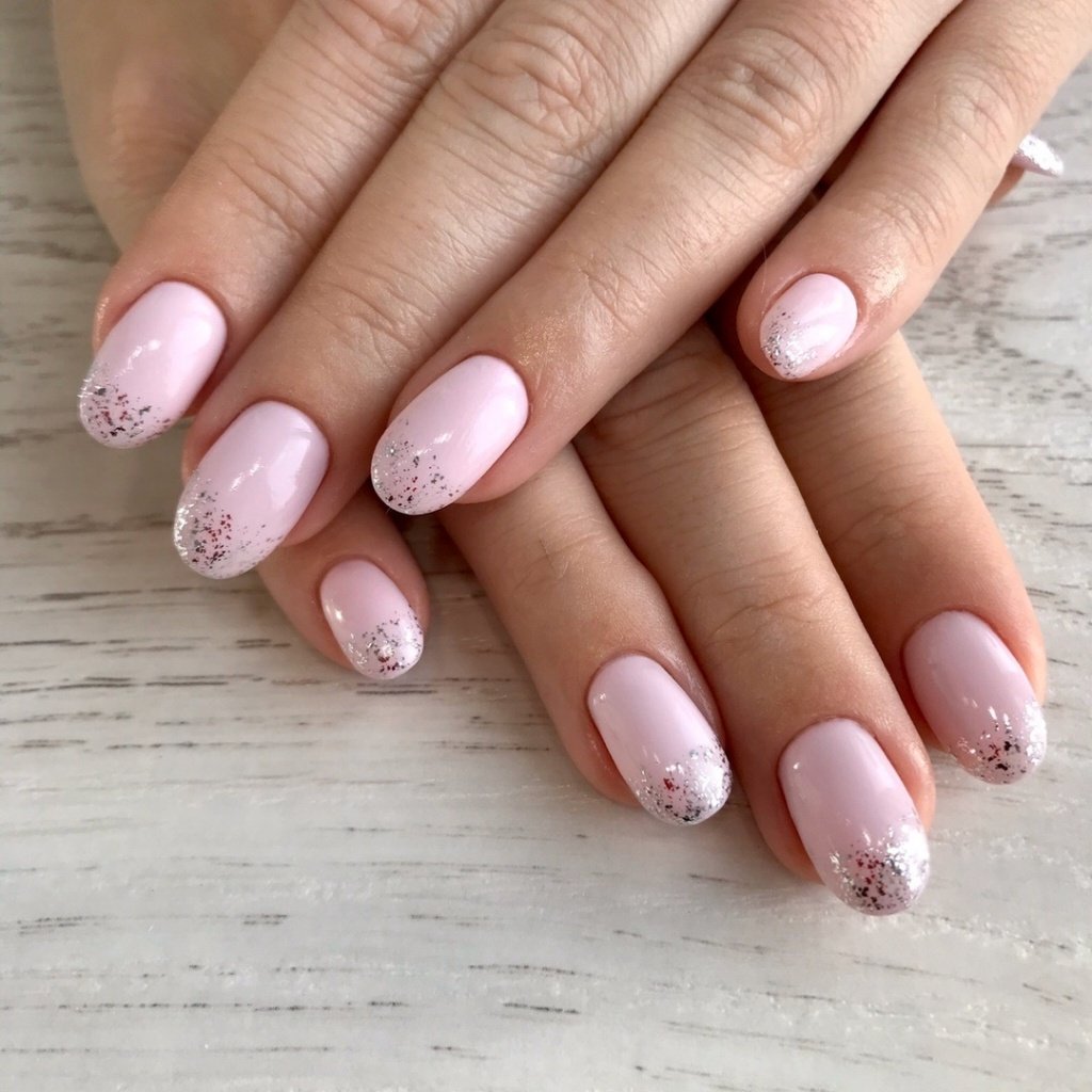 Нежный маникюр шеллак на короткие ногти