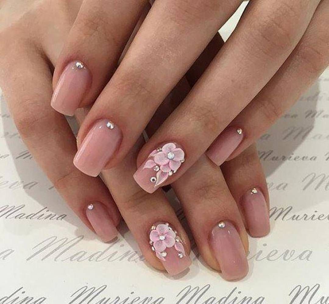 Нежный маникюр со стразами