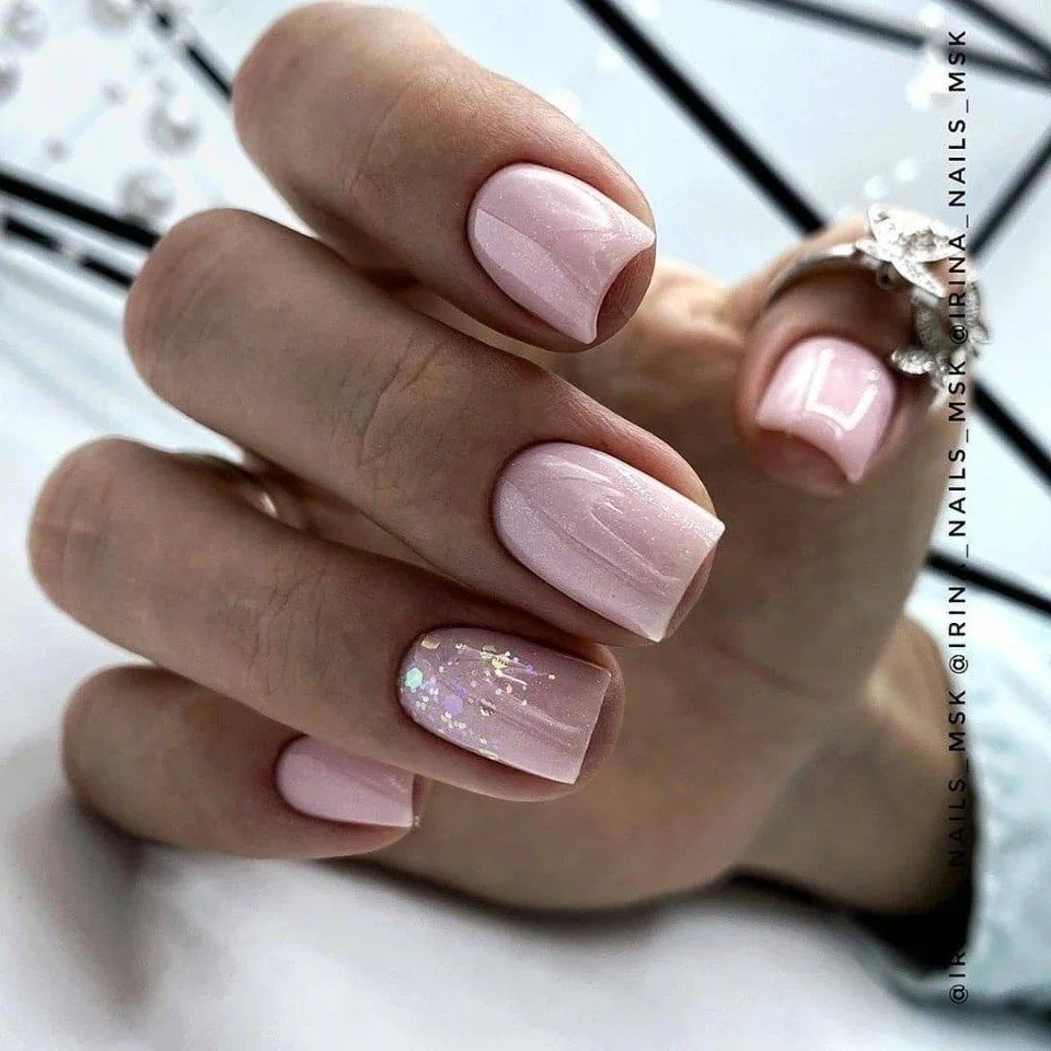 Спокойный маникюр на коротких ногтях