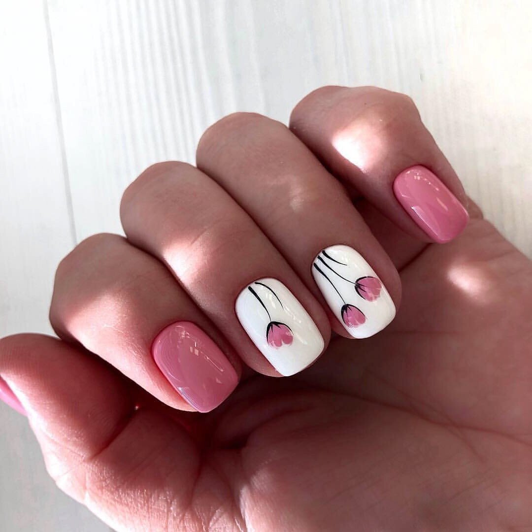 Нежный маникюр с цветочками на короткие ногти