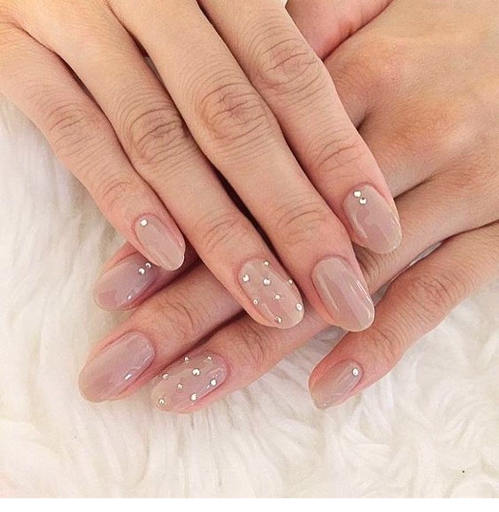 Маникюр розовый с белым