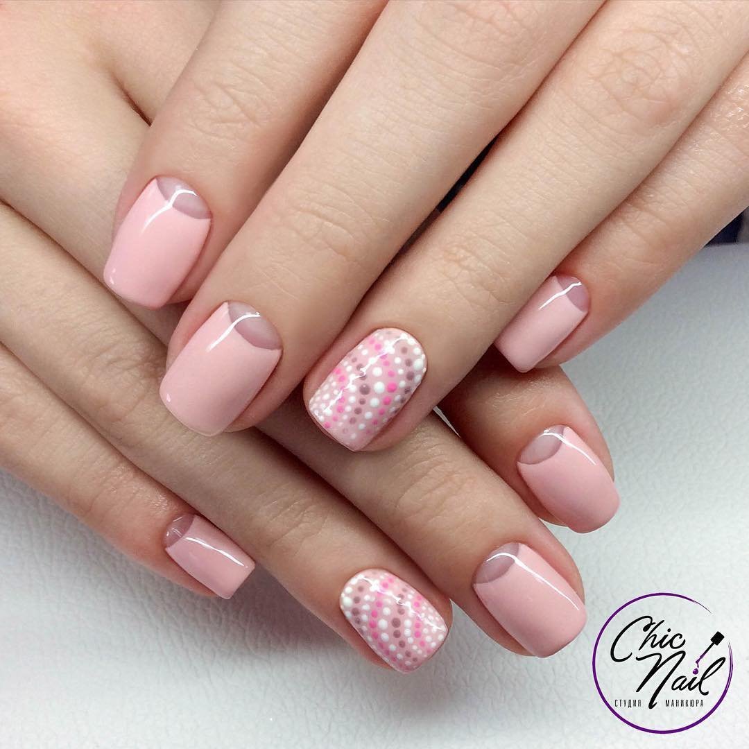 Нежный маникюр с лунками