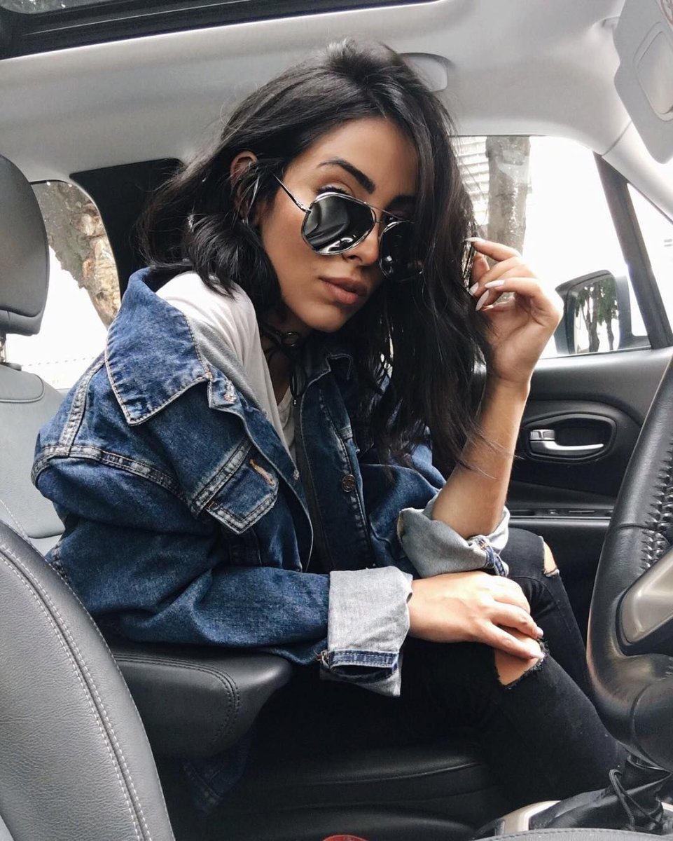 Девушка с черными волосами