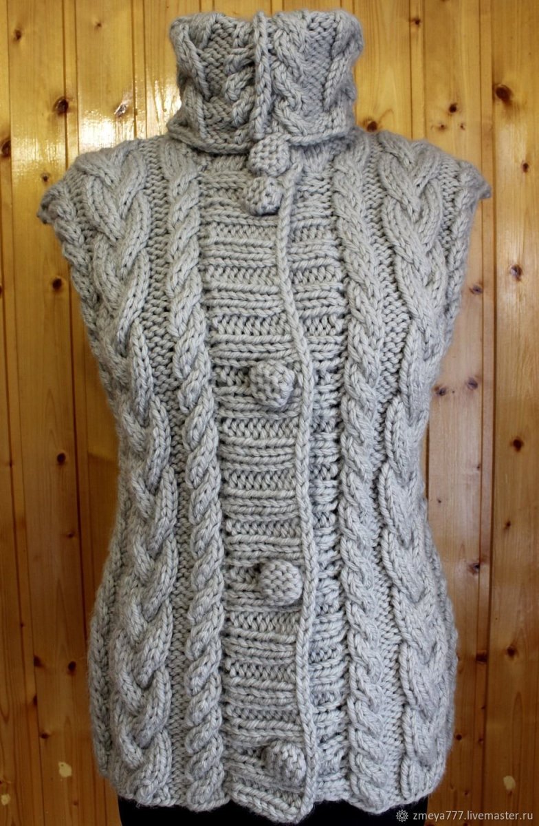 Женская безрукавка ручной вязки
