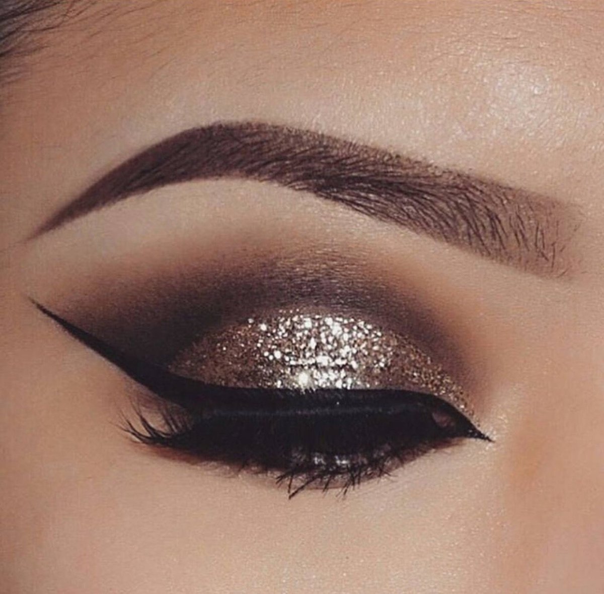 Макияж со стрелками и тенями для карих глаз