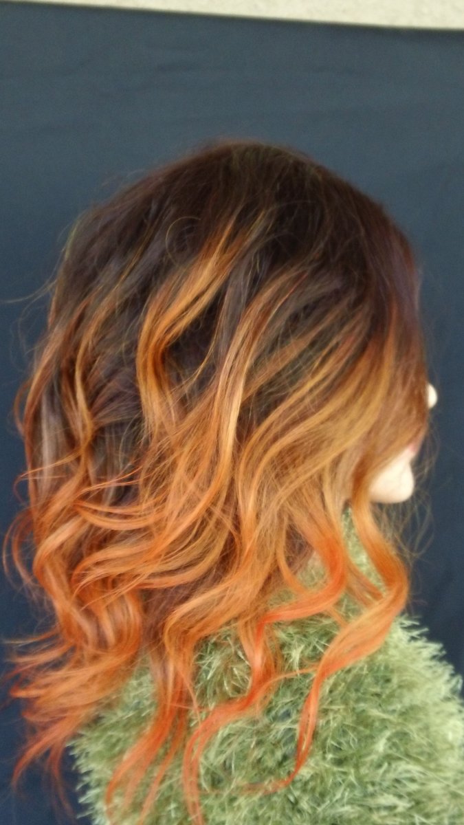 Рыжие волосы с разноцветными прядями