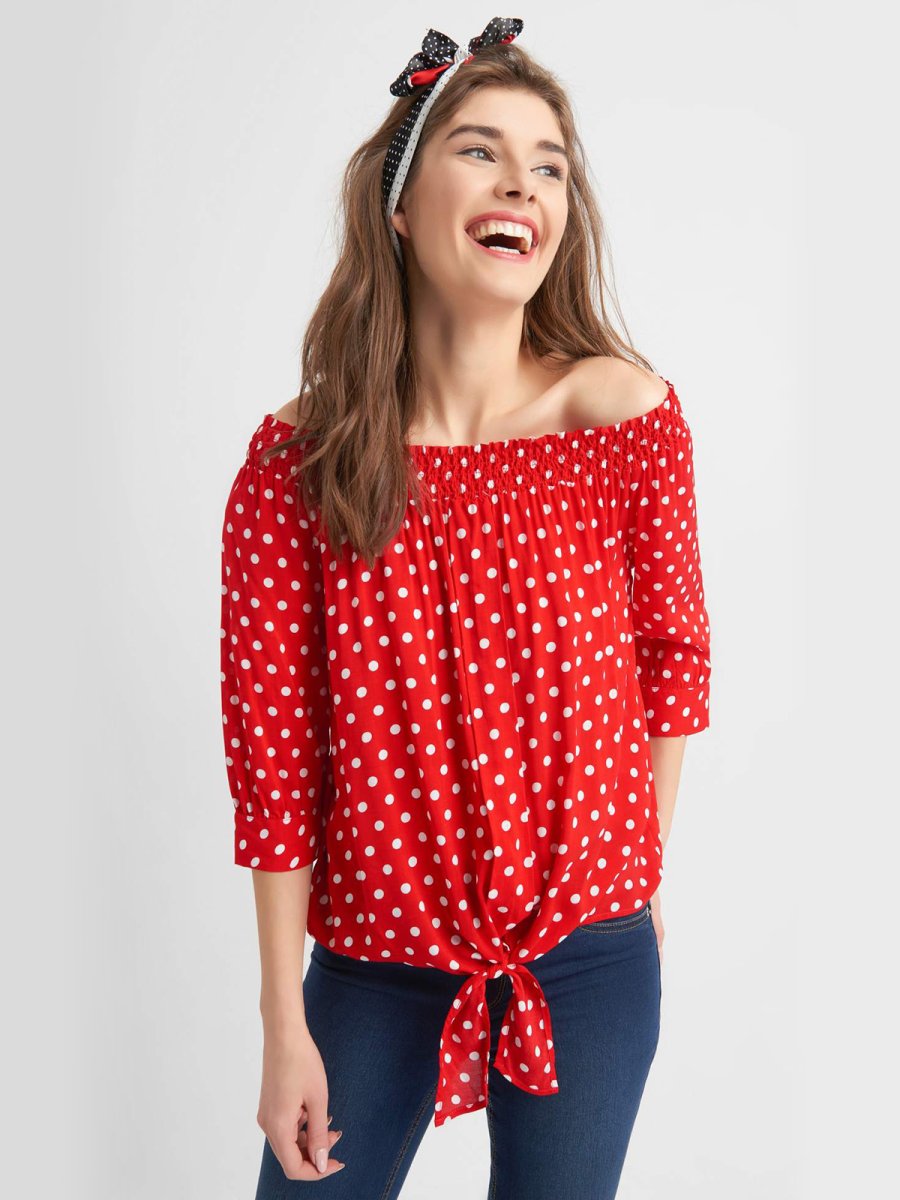 Белая блузка в черный горошек