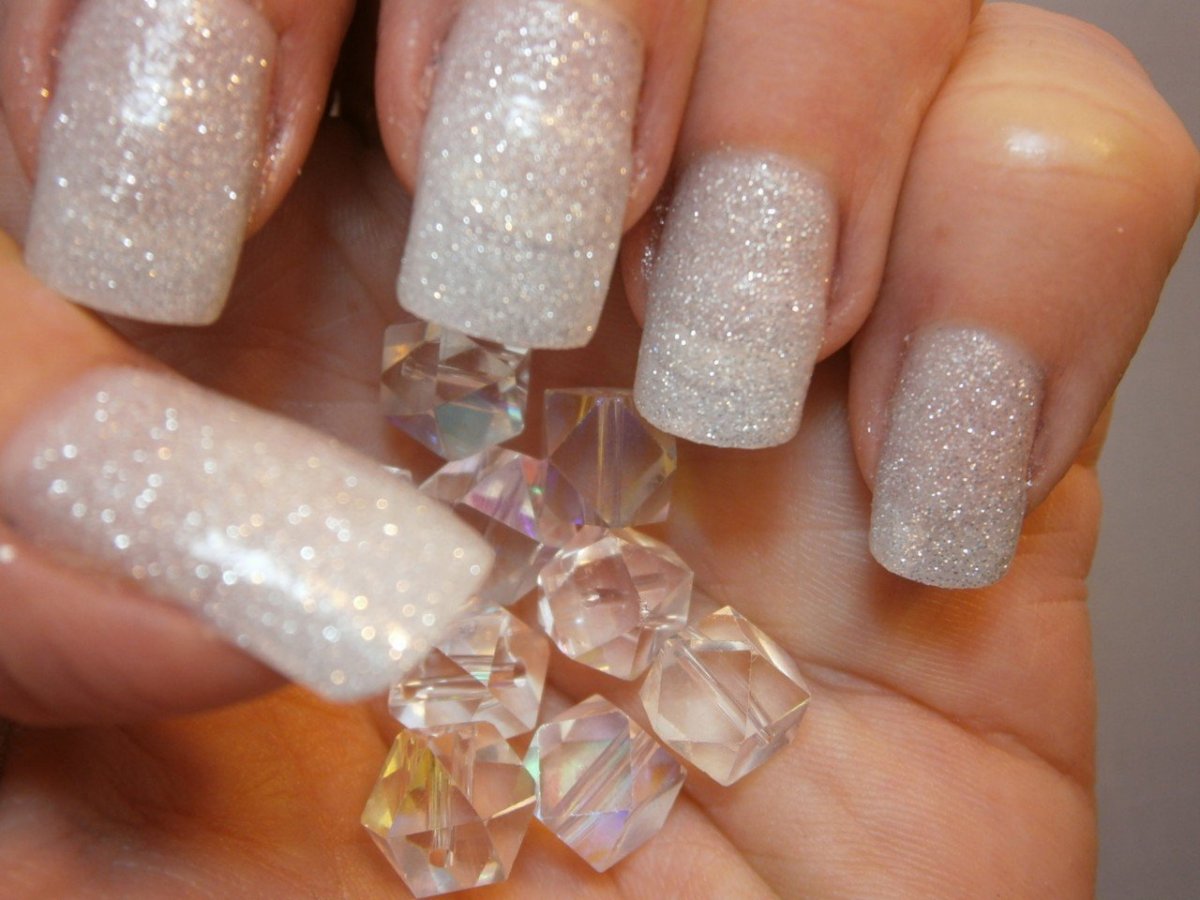 Белый маникюр с блестками