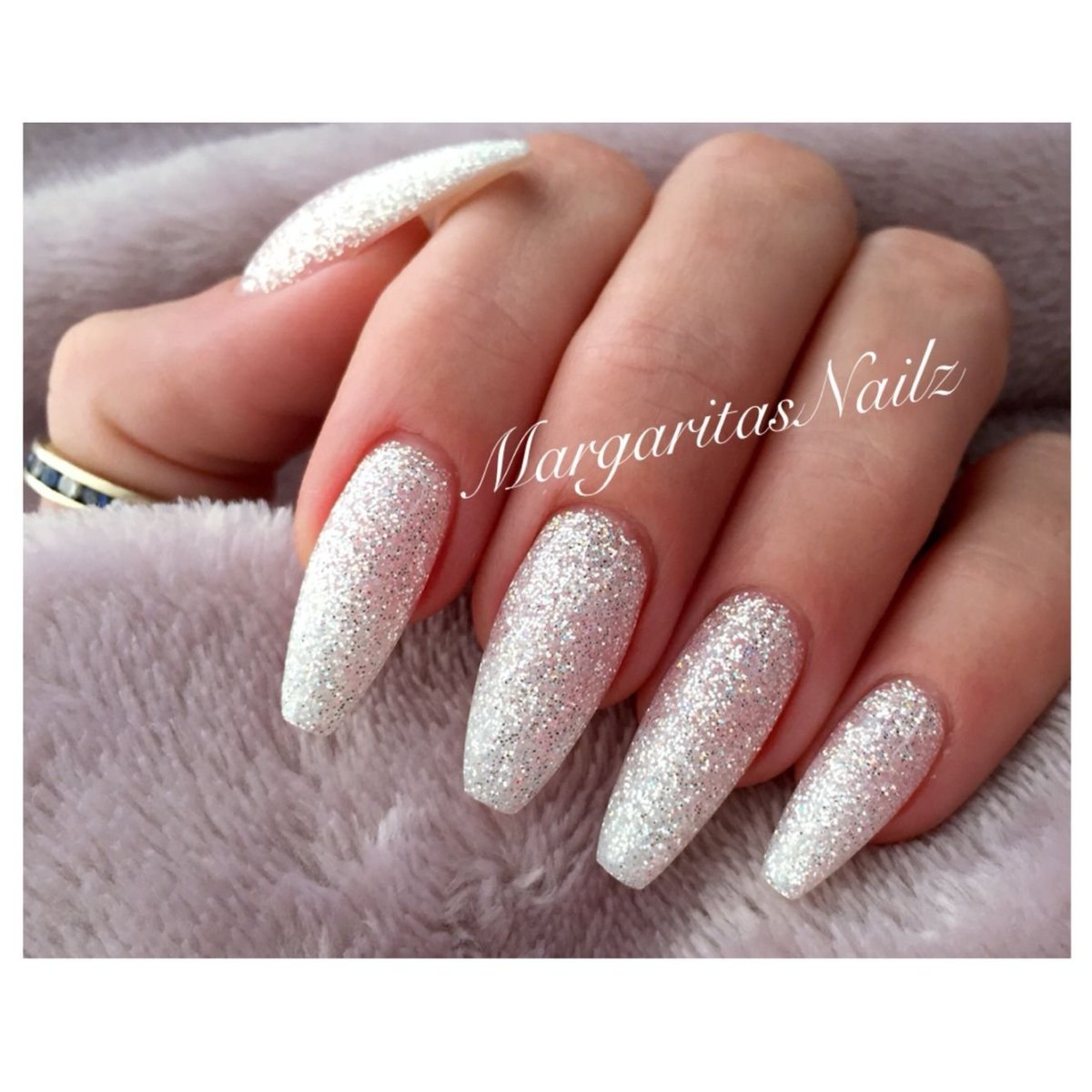 Белый маникюр с глиттером