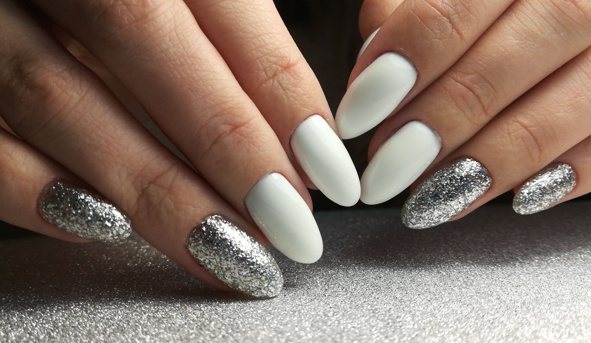 Маникюр оранжевый с белыми блестками