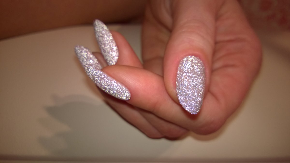 Белый маникюр с блестками