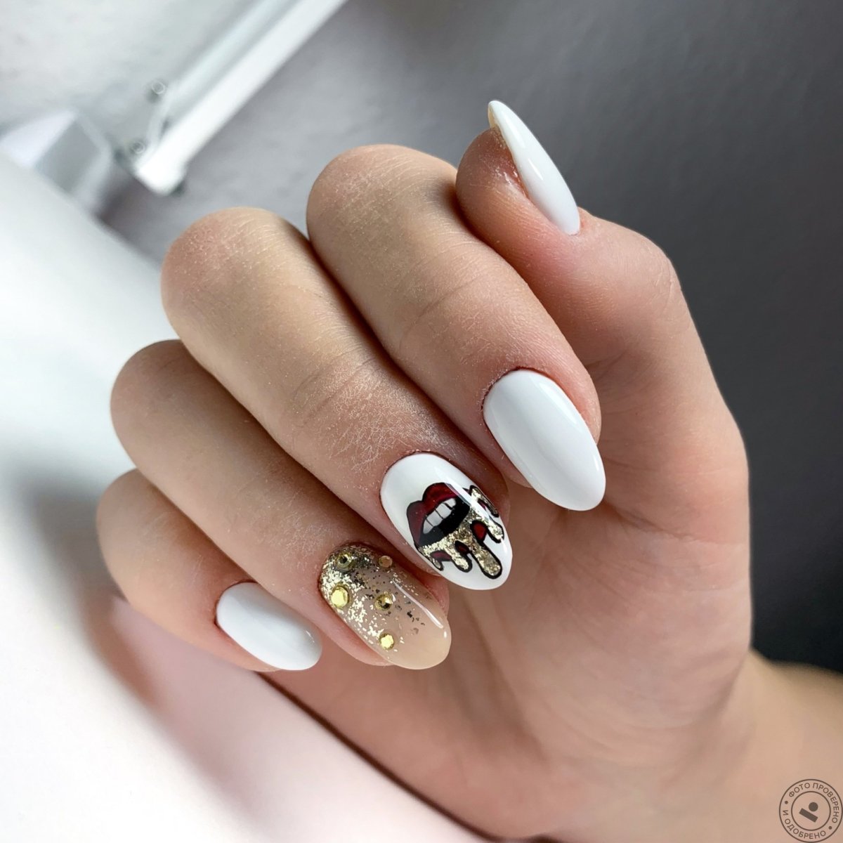 Белая балерина с блёстками ногти