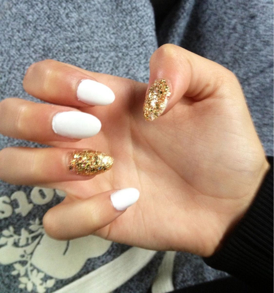 Маникюр белый с золотом