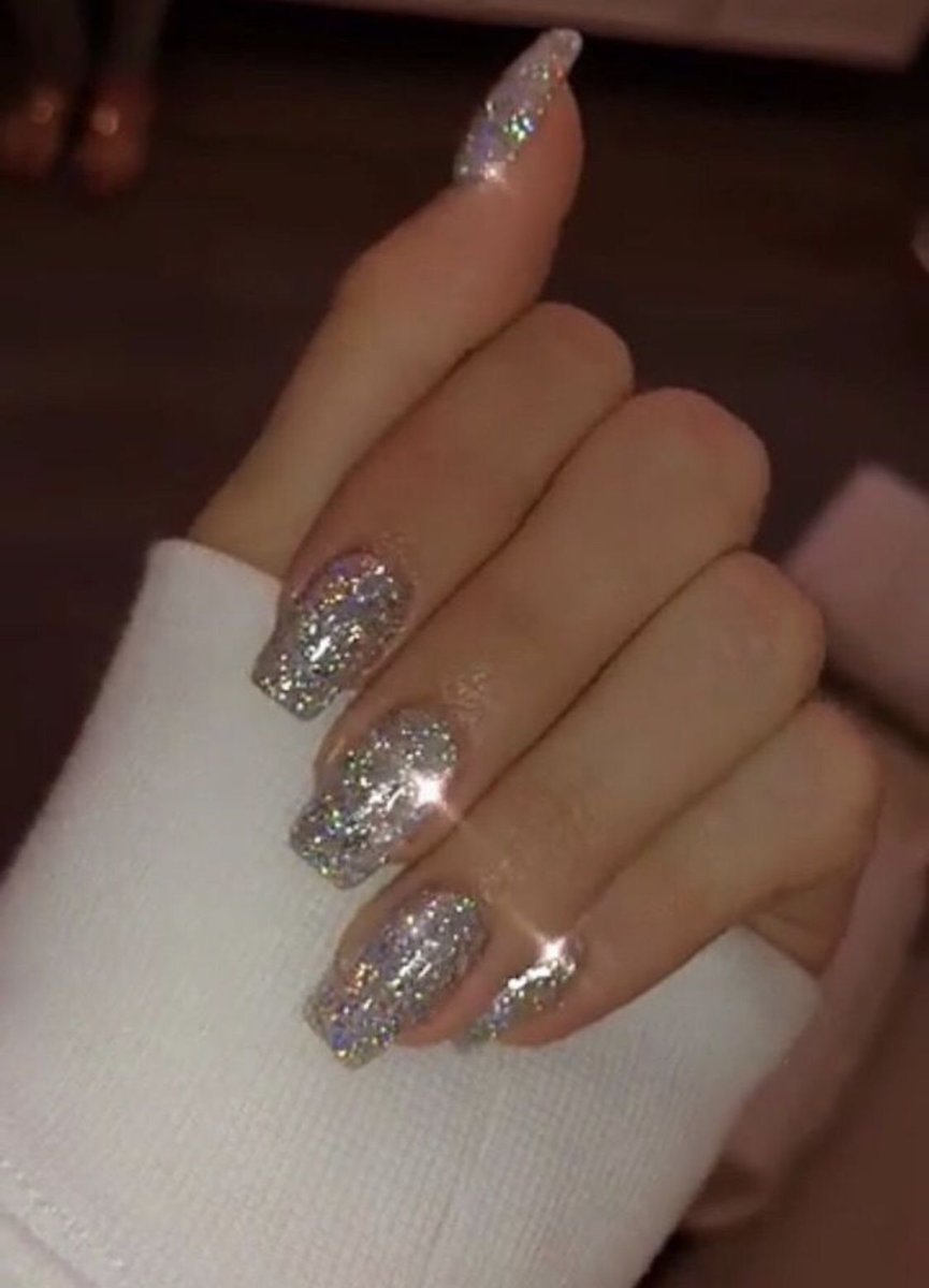Маникюр на длинные ногти с блестками