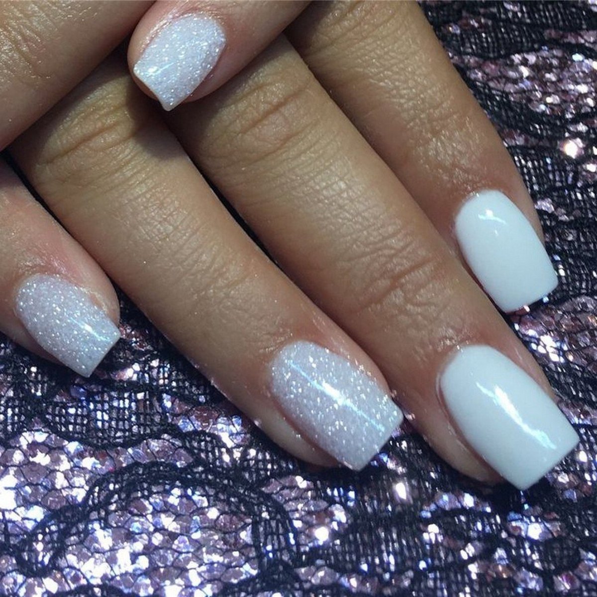 Белые квадратные ногти с блестками