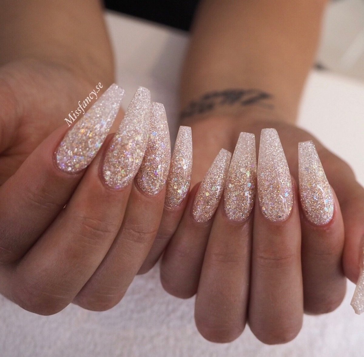 Маникюр зимний нежный