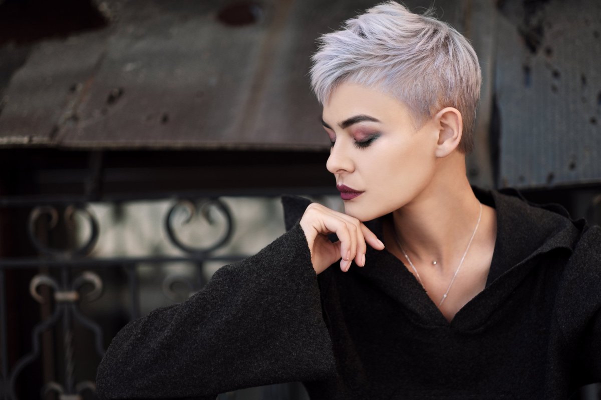 Стрижка Боб на короткие волосы для женщин за 40 сзади