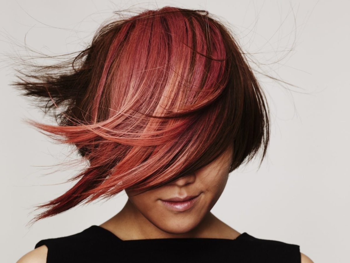 Каре с покрашенными прядями