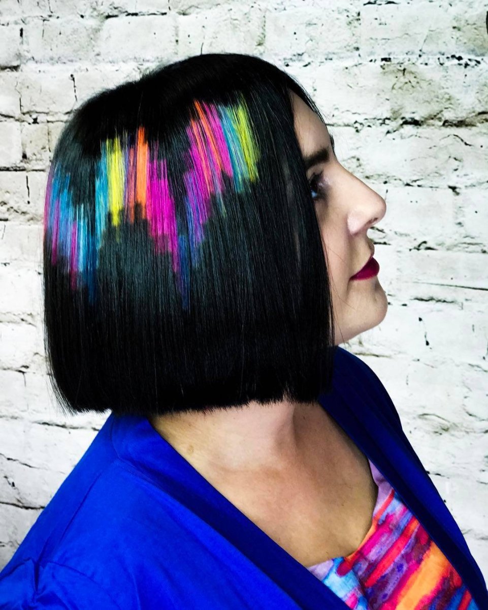 Розовые пряди на коротких волосах