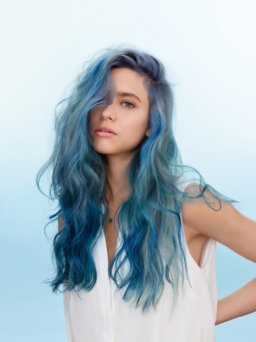 Красивые волосы с синими прядями