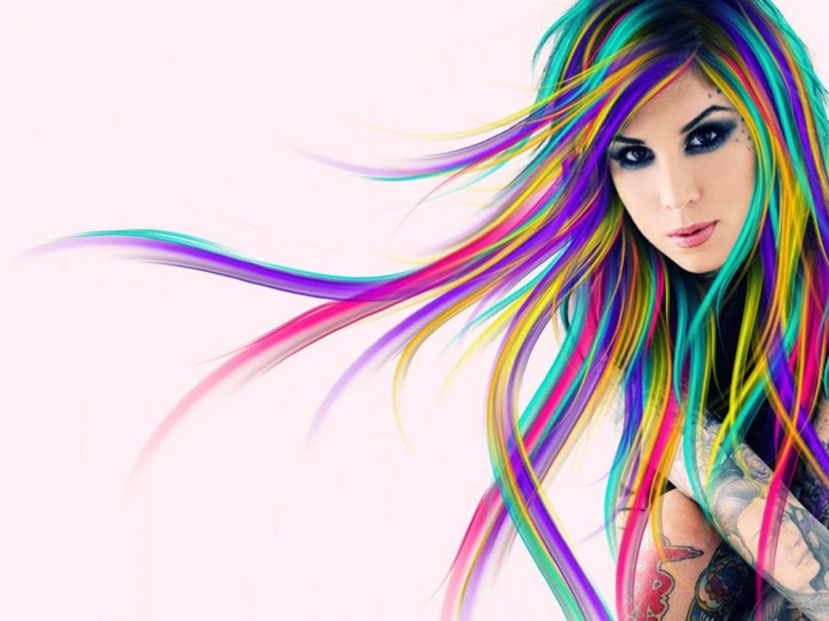 Девушка с разноцветными волосами в деловом костюме