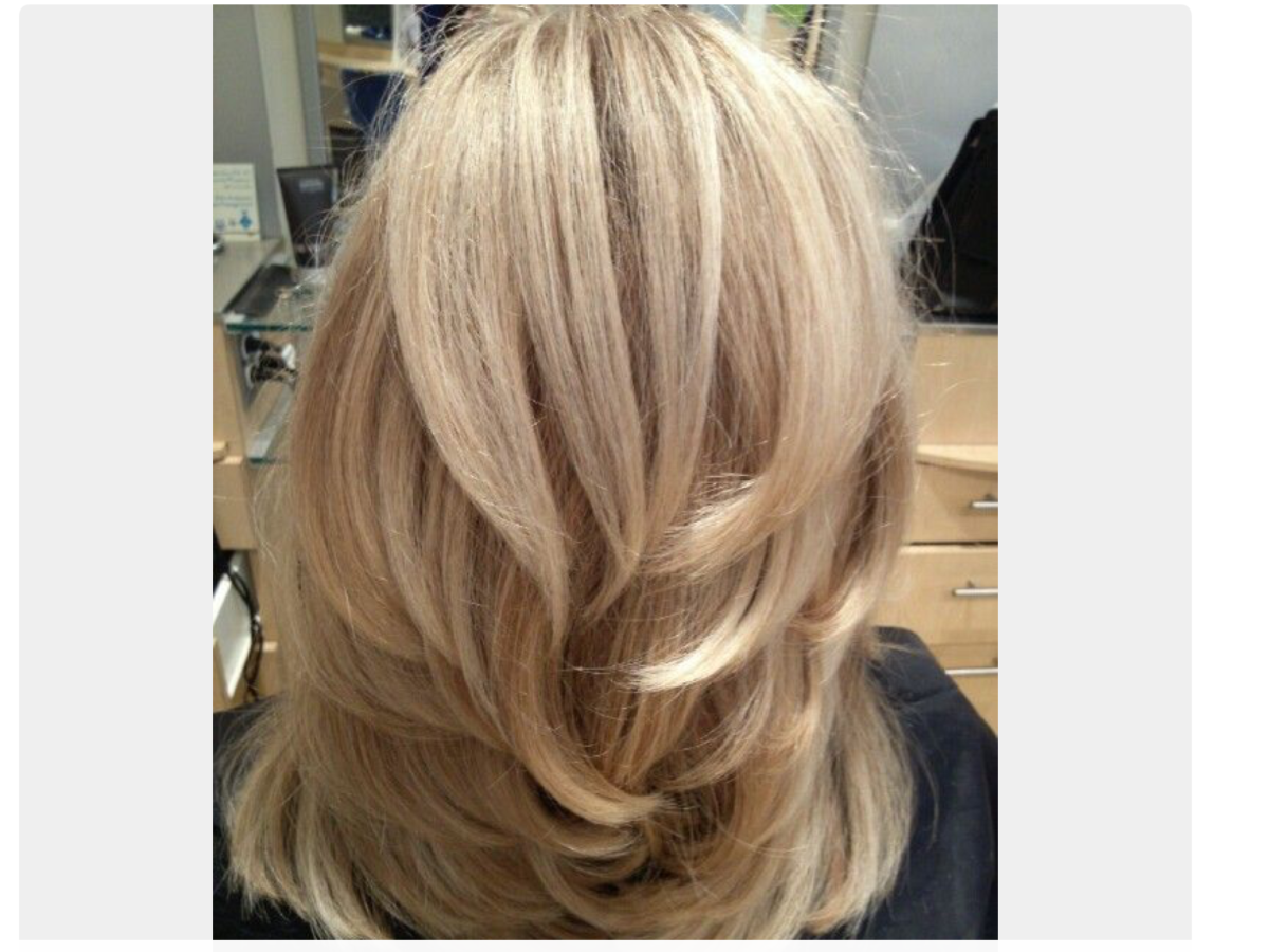 Каскад прическа на средние волосы с челкой для круглого лица