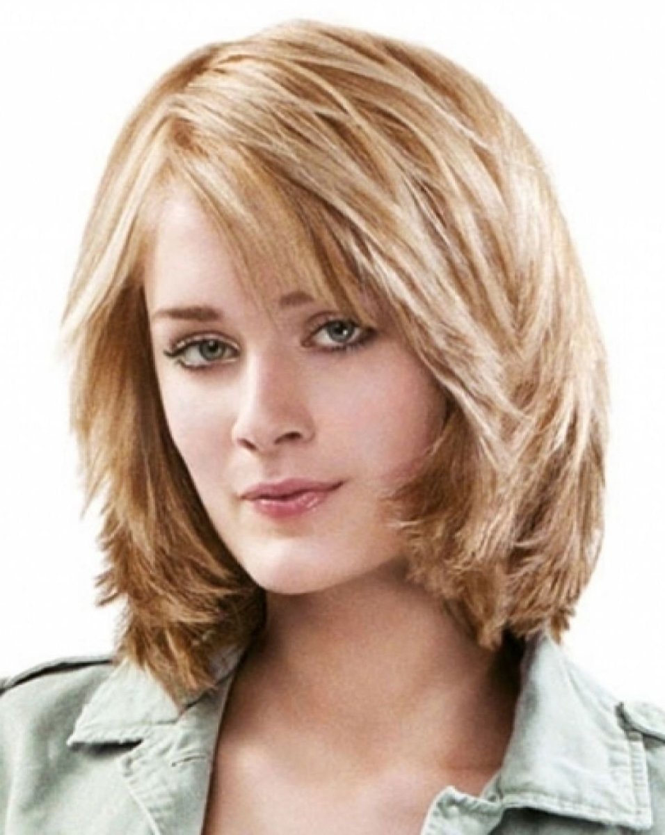 Стрижка Каскад на средние с челкой придающая объем