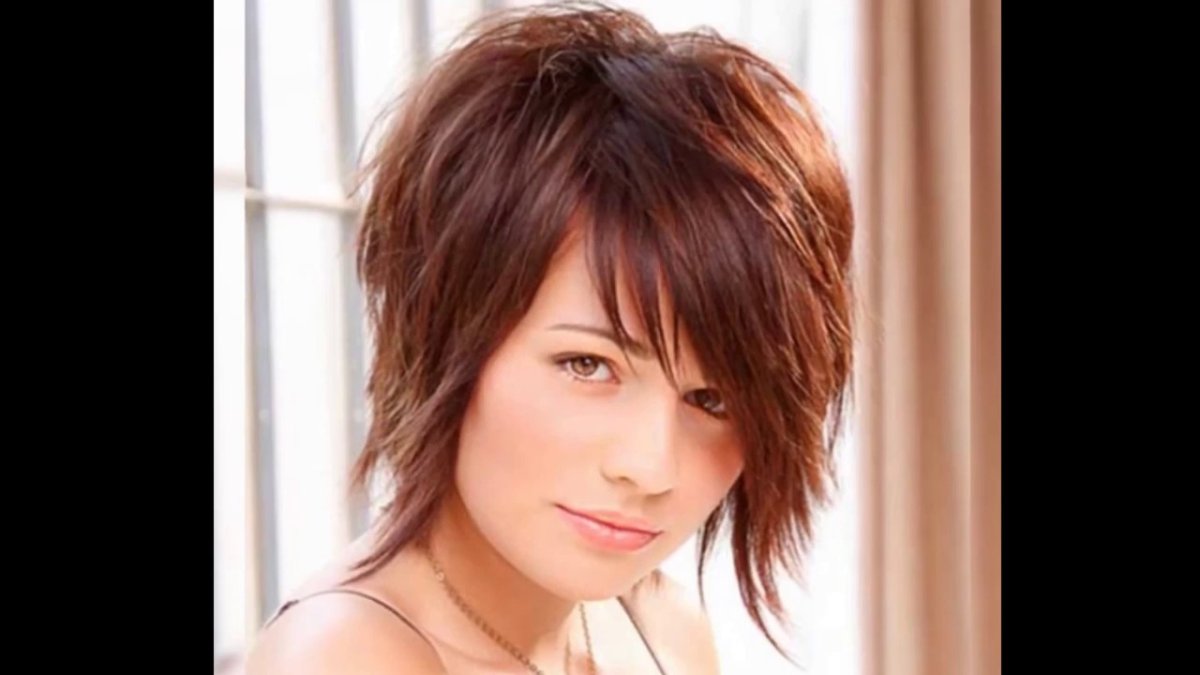 Стрижка Каскад на средние волосы