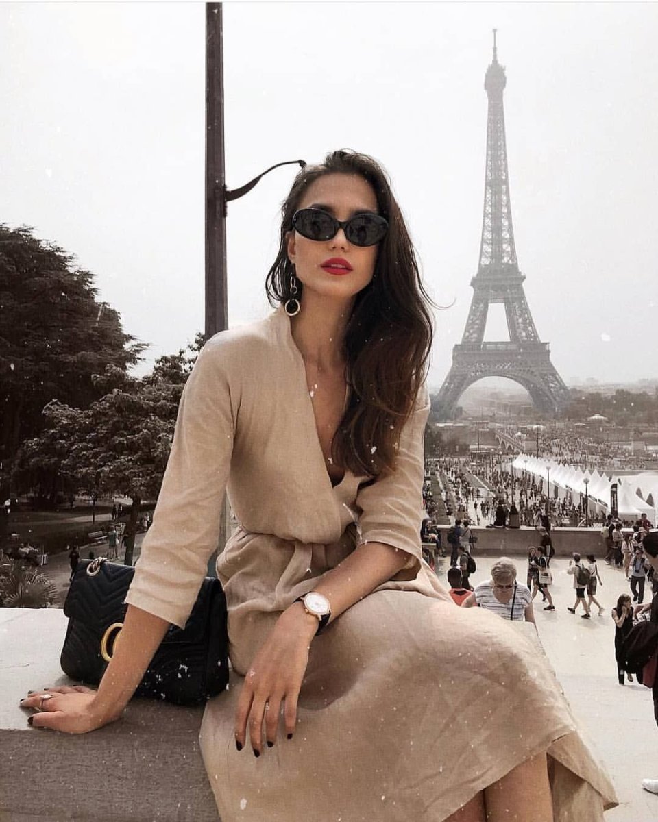 Стильная девушка в Париже