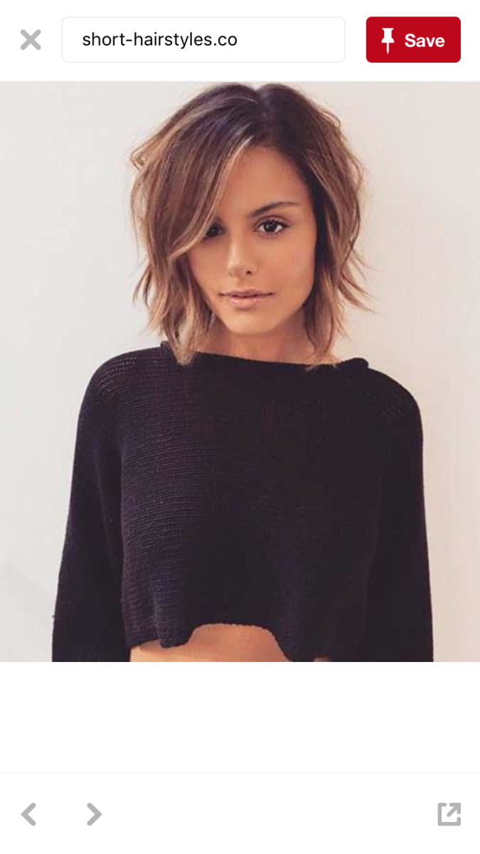 Рваная стрижка на средние волосы без челки