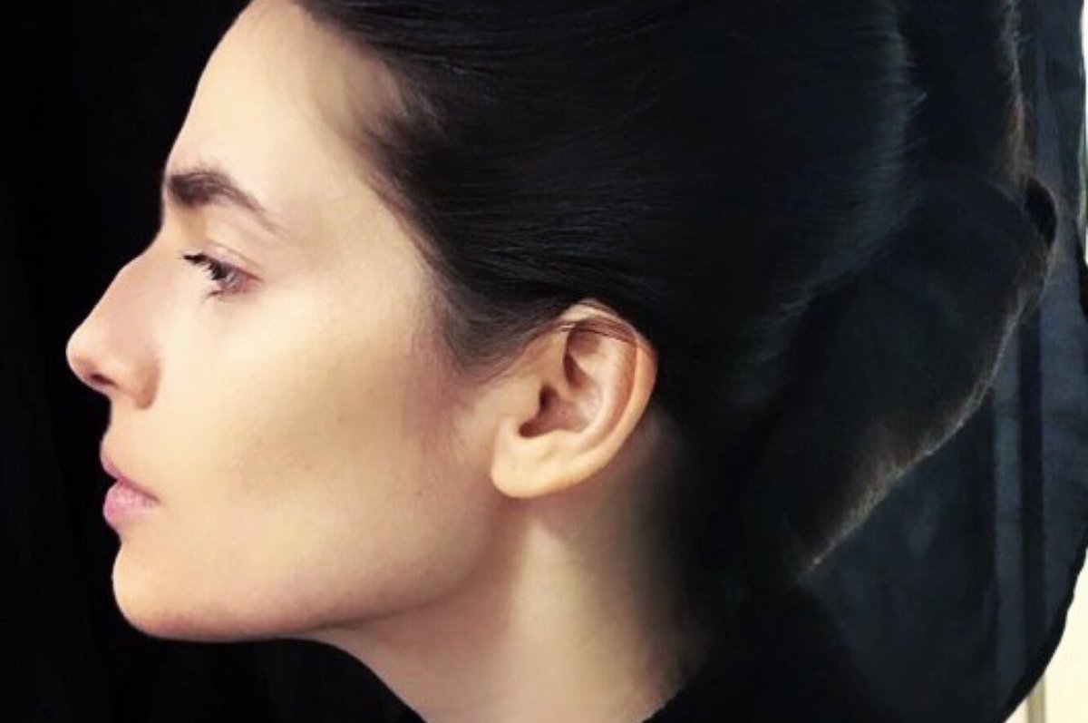 Широкий нос с горбинкой