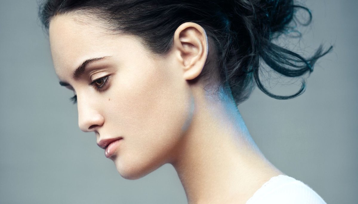 Нос с горбинкой у девушки