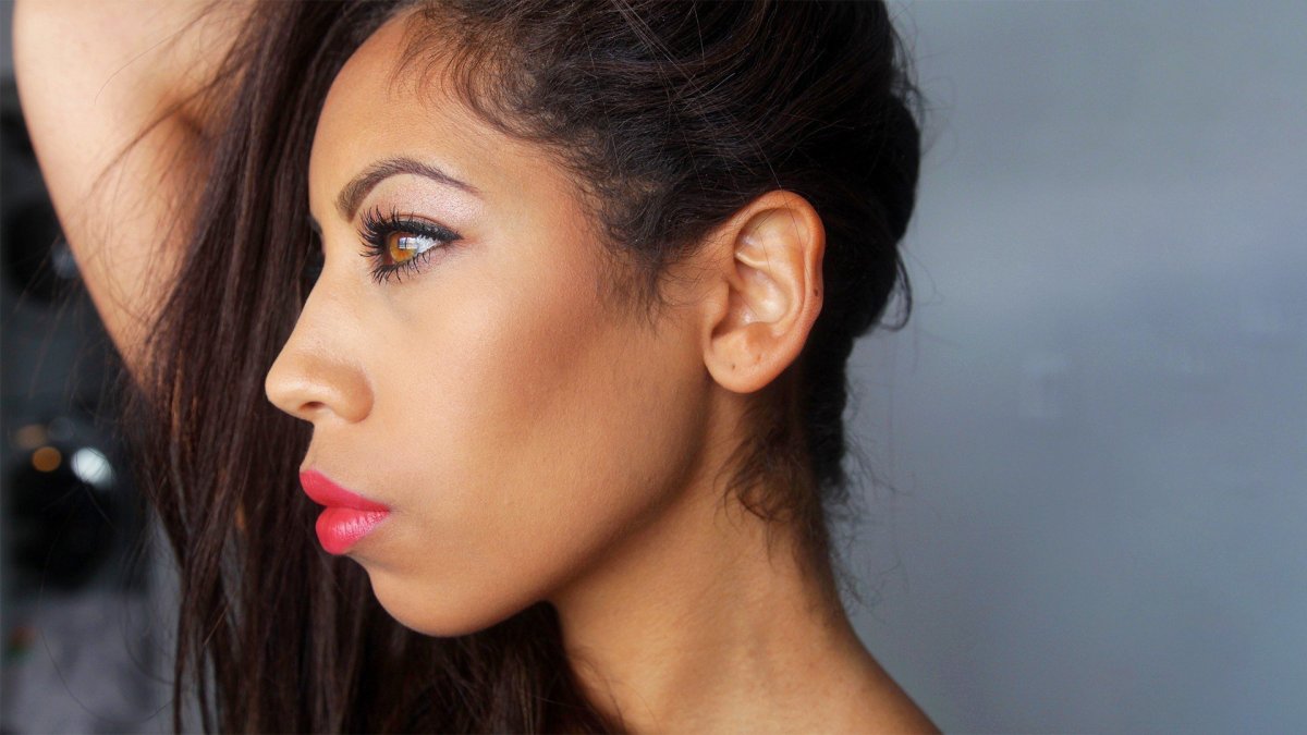 Галь Гадот в профиль