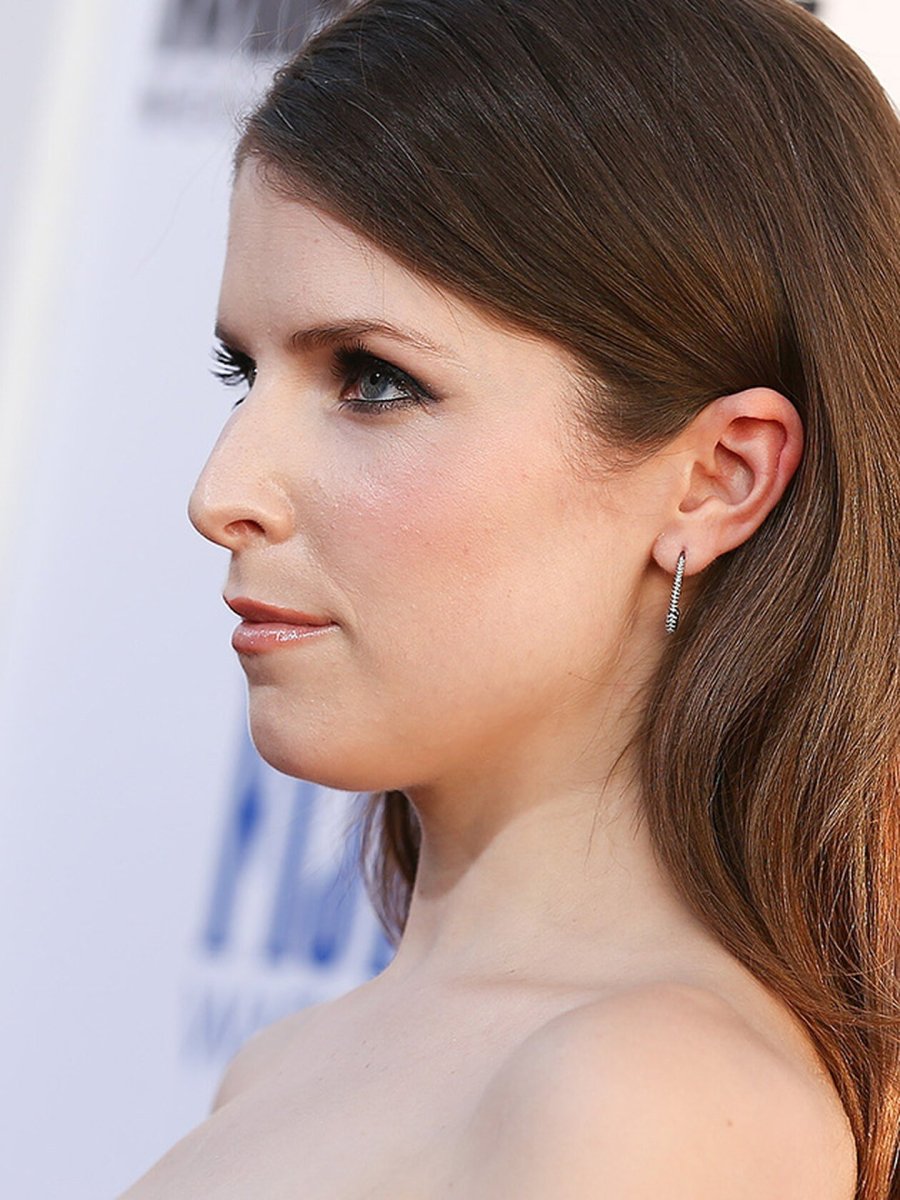 Нос с горбинкой у девушки