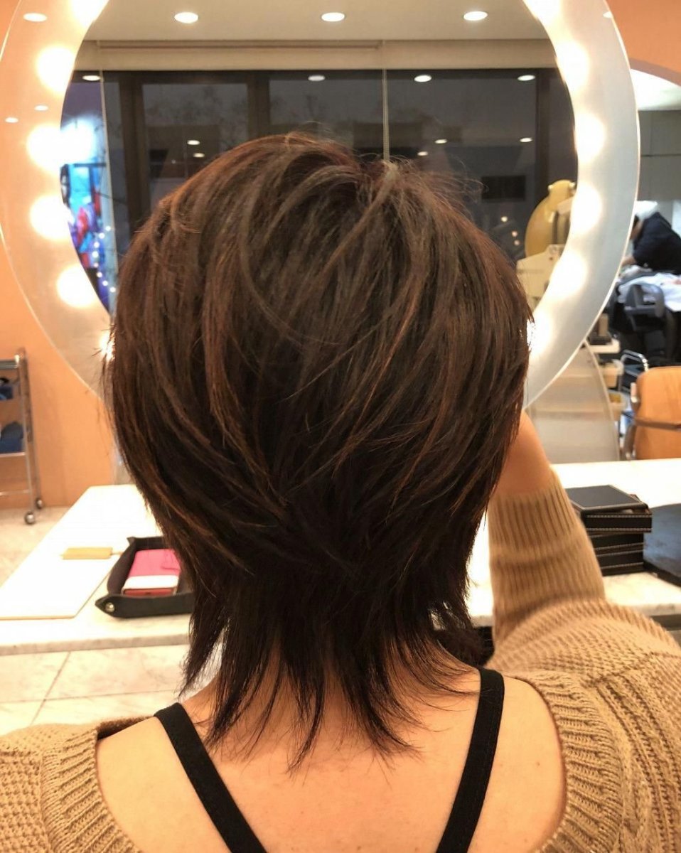 Короткая стрижка с длинными прядями сзади