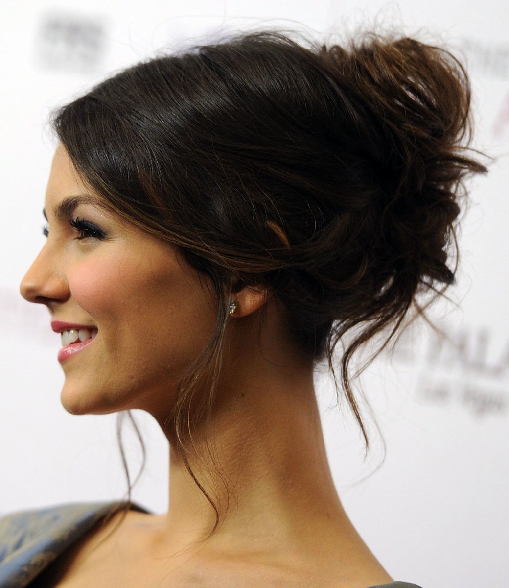 Прическа с поднятыми волосами