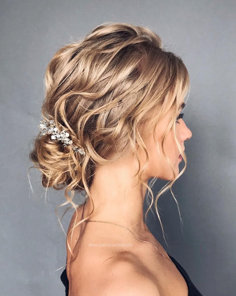 Небрежные прически на средние волосы